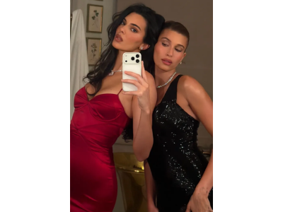 Jednou fotografií udávají Kendall Jenner a Hailey Bieber módní trendy pro sváteční šaty.