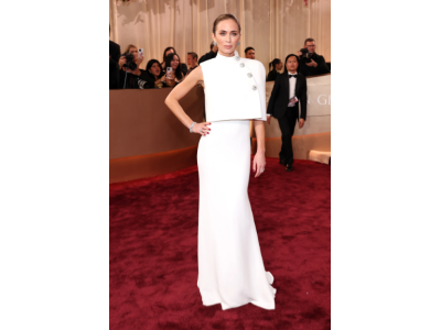 Šaty Emily Blunt na Zlatých glóbech 2026 naznačují její vizuální styl pro ‚Ďábel nosí Prada 2‘.