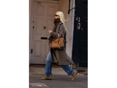 Po Bella Hadid a Claudia Schiffer vsadila na nejoceňovanější kabelku roku 2026