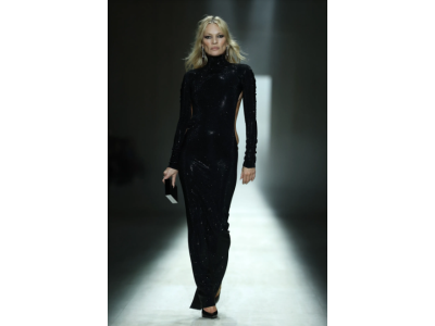 Kate Moss zakončila přehlídku Gucci, oblečená v provokativních šatech typu tanga.