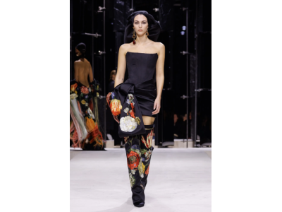 Kolekce Givenchy od Sarah Burton je vytvořena pro ženy s silným charakterem.
