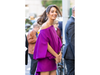 Amal Clooney ohromuje v minišatech od Balenciaga, které jako by zachycovaly vzduch a udávají začátek jejího nového stylu na červeném koberci.