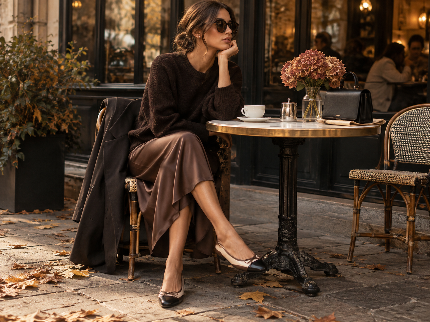 Elegantní podzimní outfit s balerínami midi sukní svetrem a dámskou kabelkou