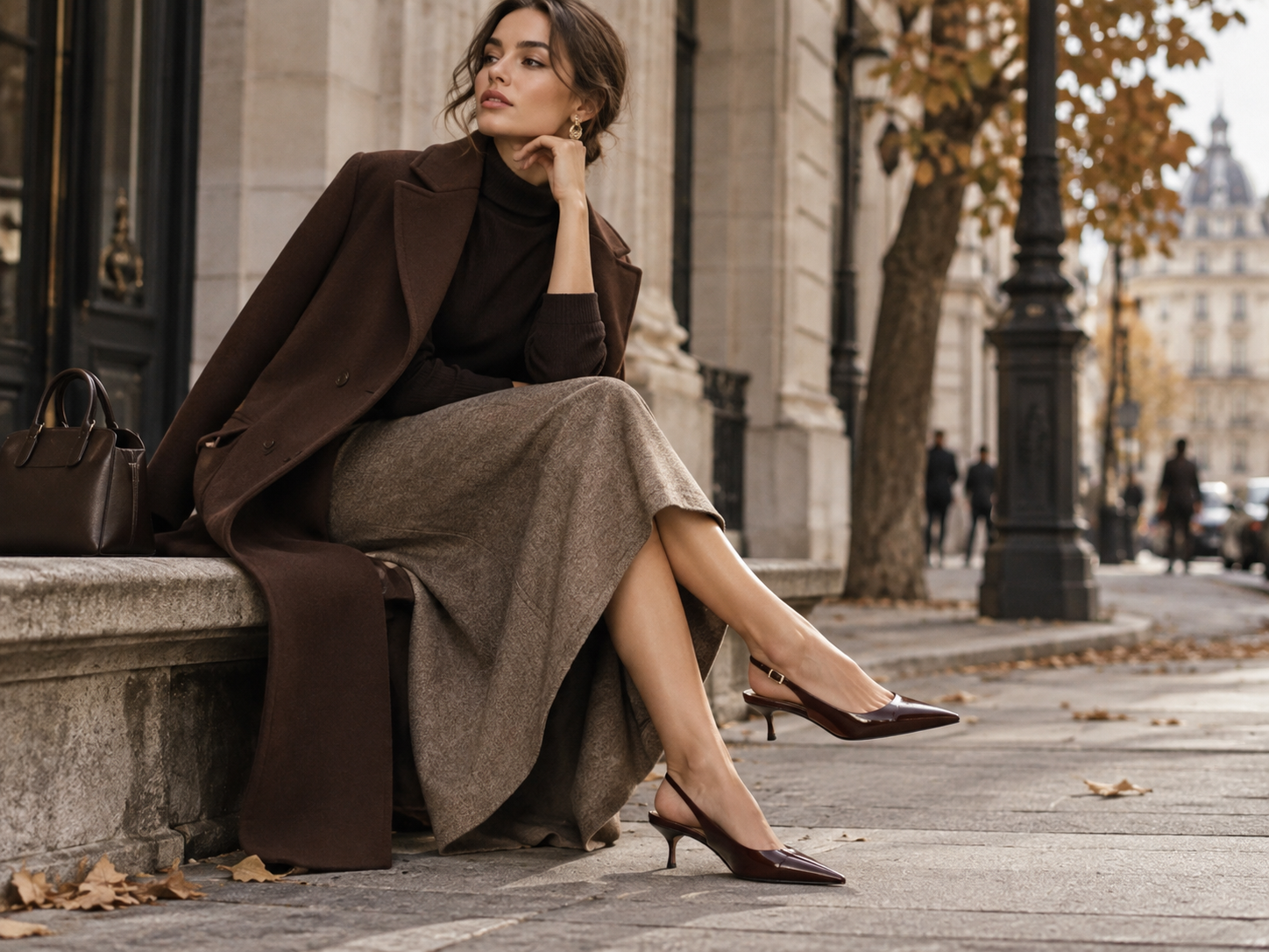 Elegantní dámský outfit se slingback lodičkami nízkým podpatkem midi sukní a hnědým kabátem